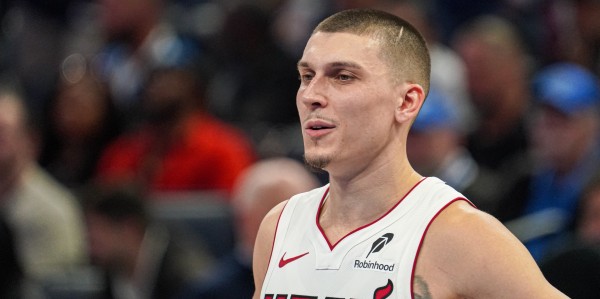 b体育app-外线开炮！希罗弧顶三分一箭穿心 帮助热火将优势扩大到20分