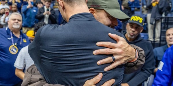 b体育app-库里父子探访杜克男篮更衣室！斯蒂芬与热门秀卡梅隆·布泽尔同框