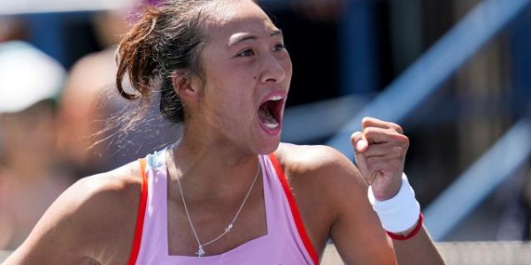 对法网冠军狂砸21个ace！郑钦文四大满贯均迎首胜